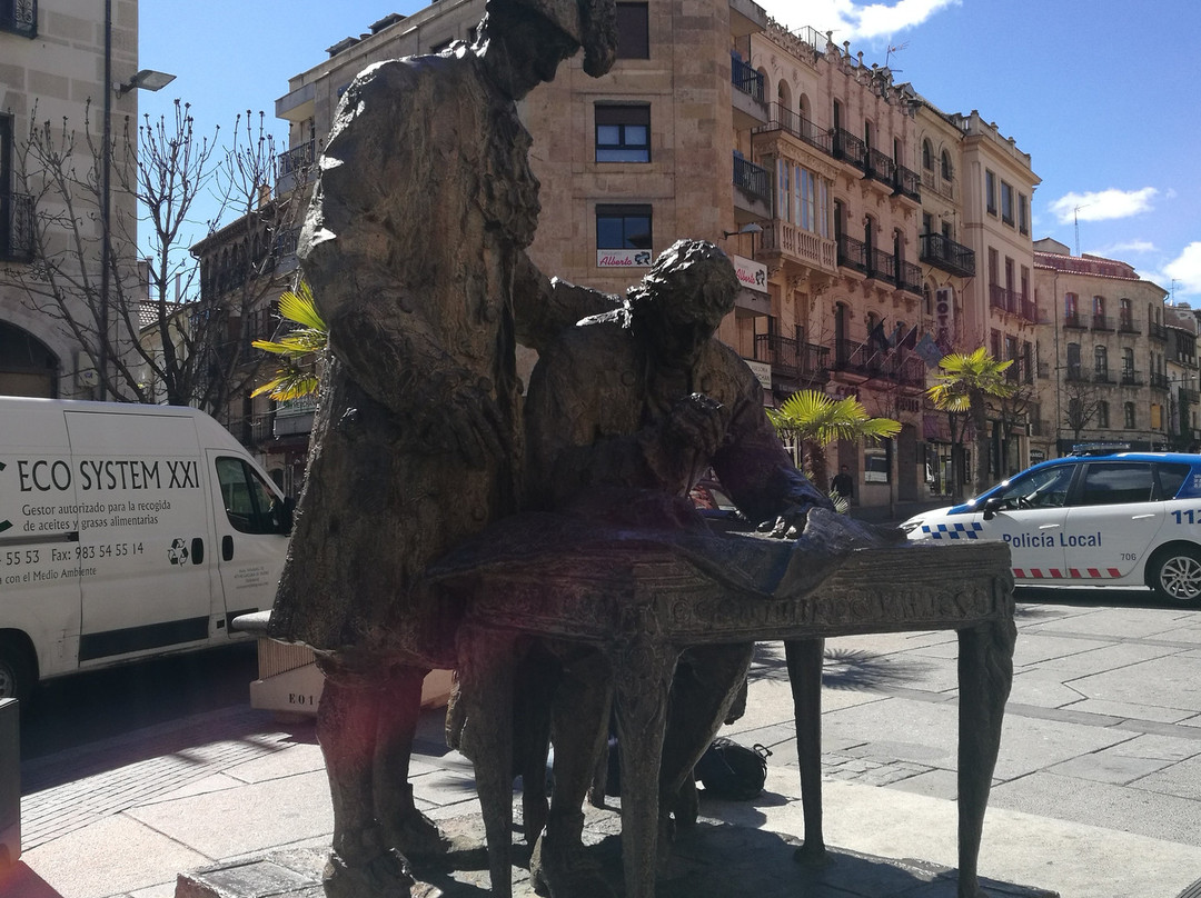 Monumento a Alberto Churriguera y al Conde Francos-萨拉曼卡必去景点