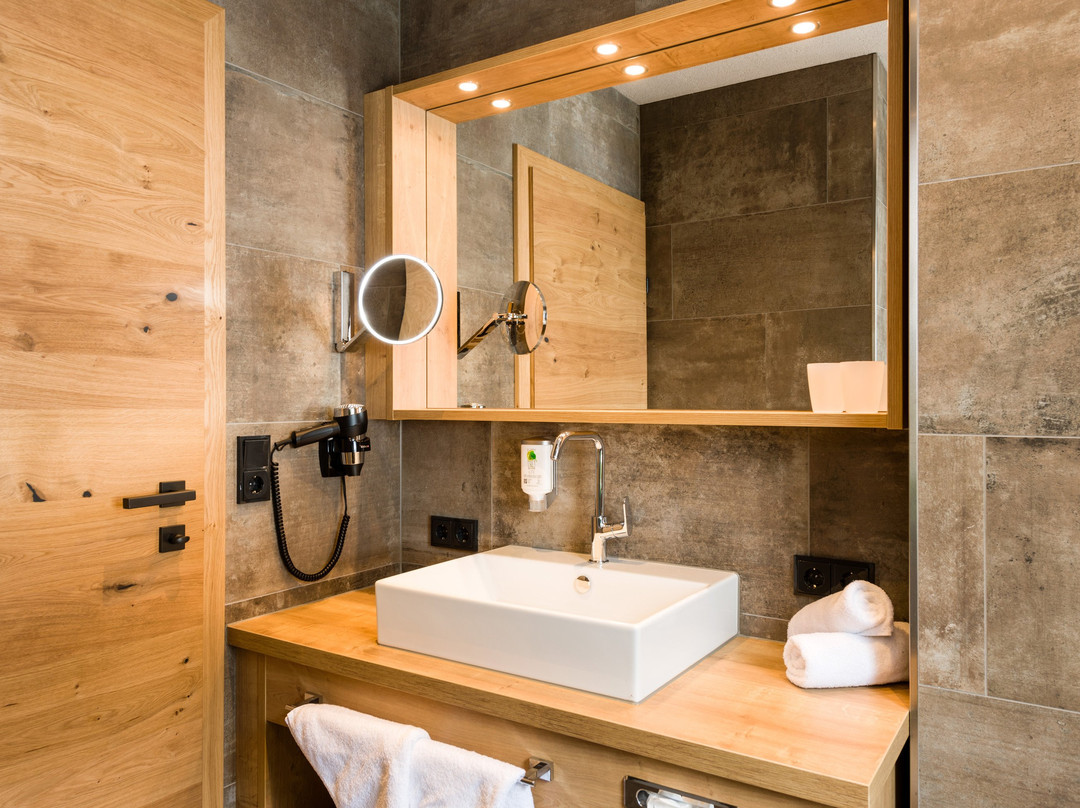 海尔山小旅店主图