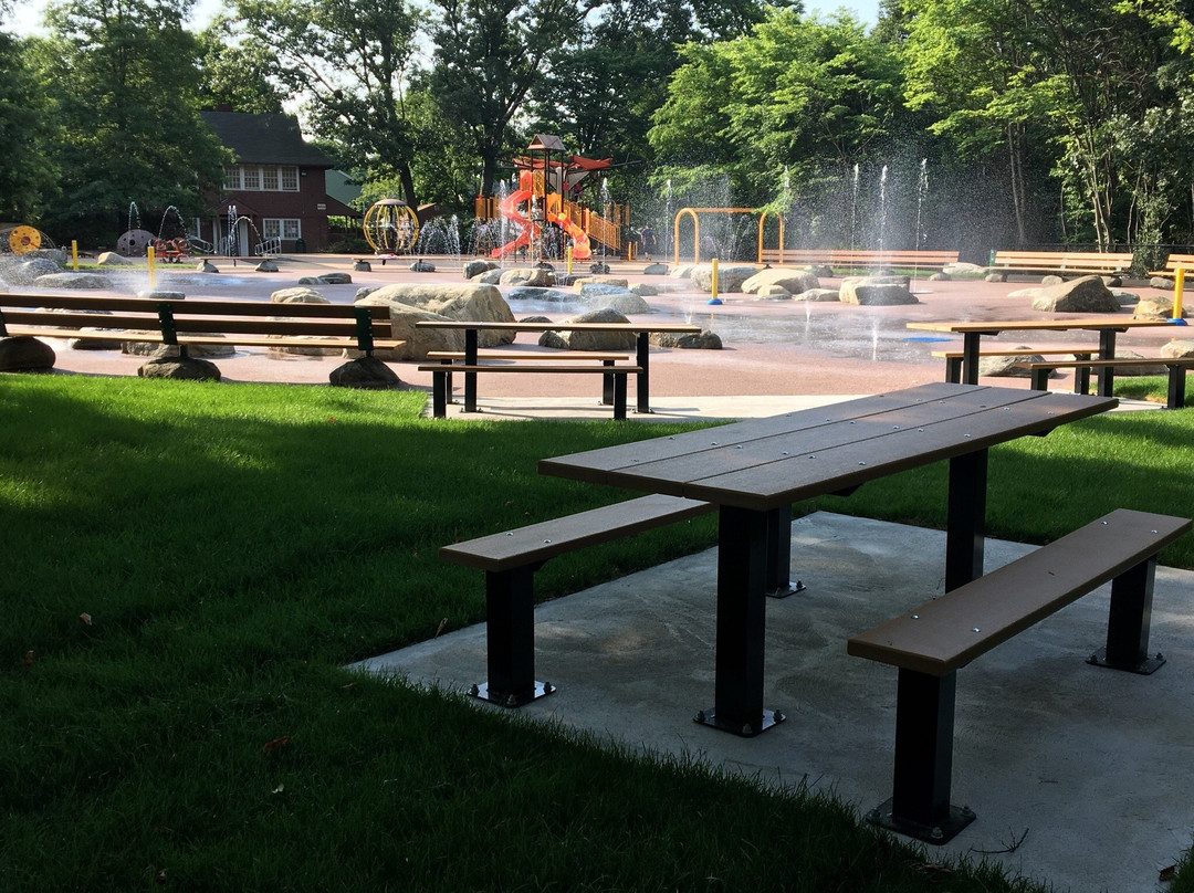 Beaver Brook Spray Deck-Belmont必去景点