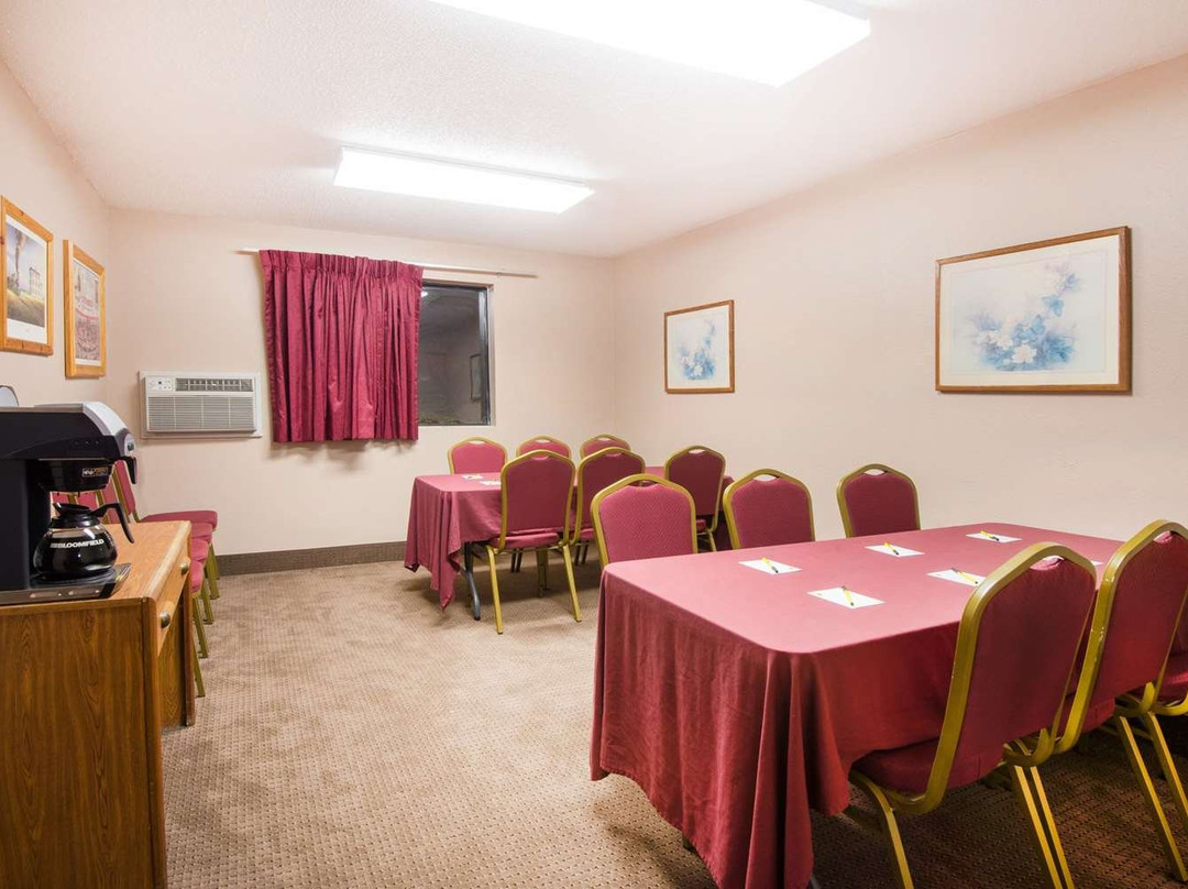 Super 8 by Wyndham Abilene KS主图