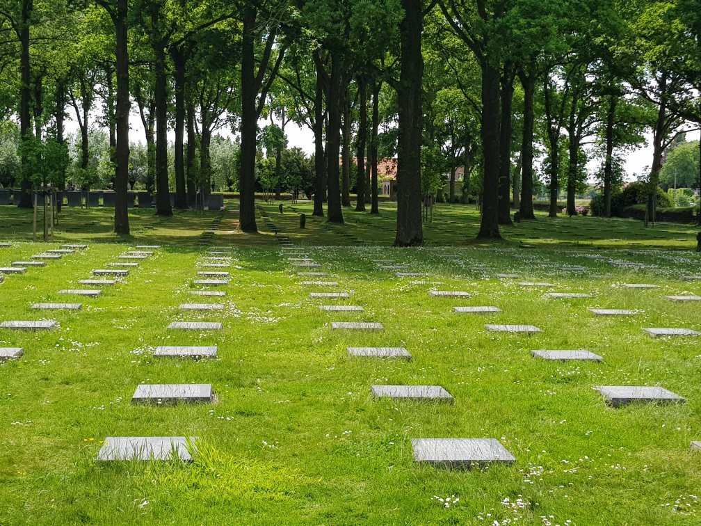 Langemark Cemetery景点图片