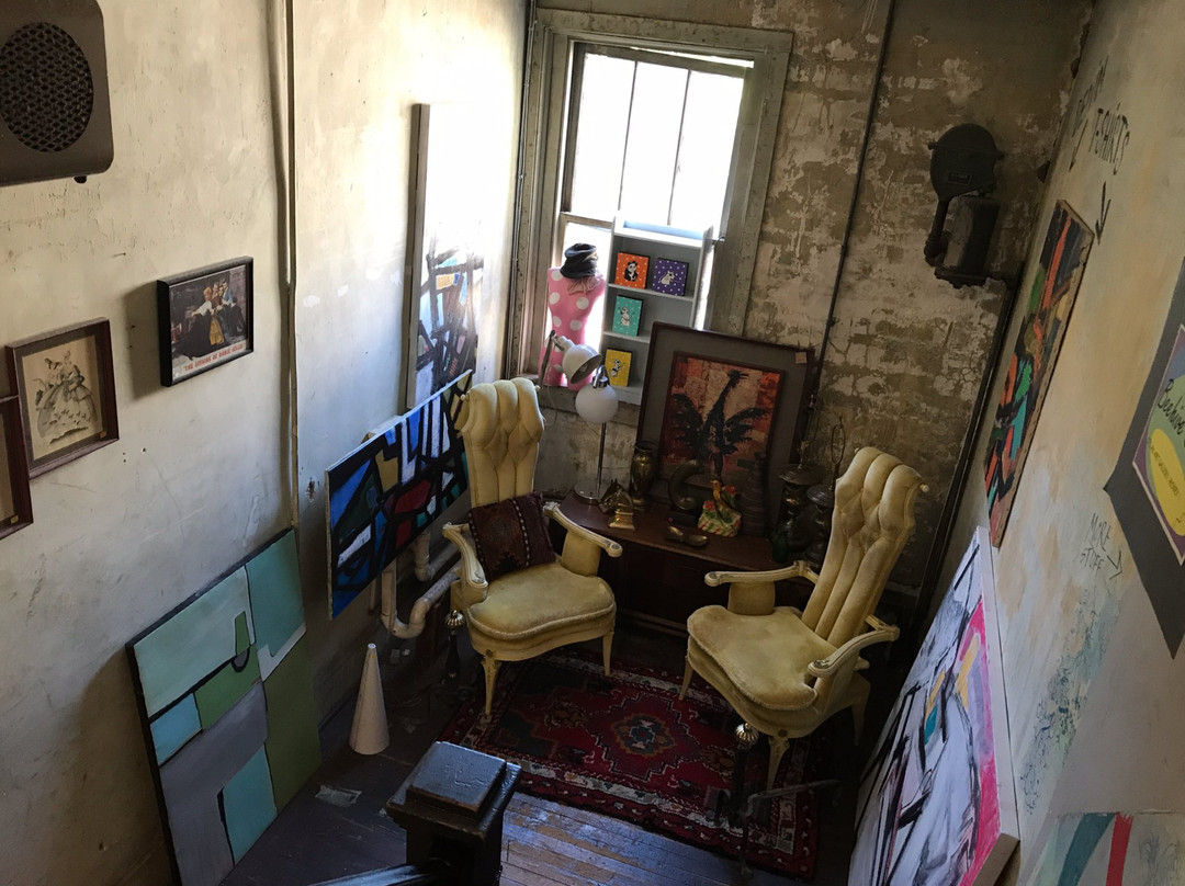 Father and Son Antiques景点图片