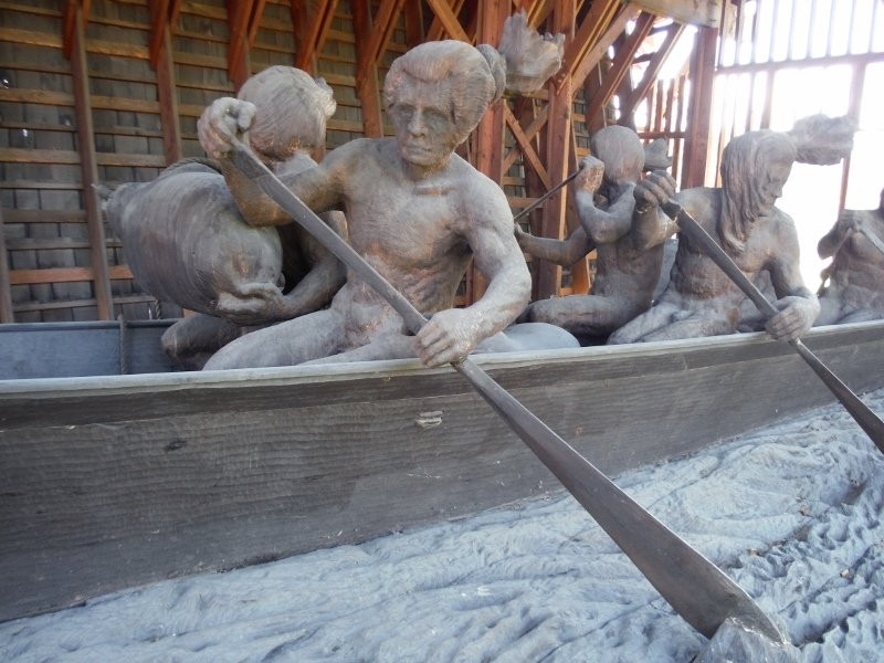 Nuu-Chah-Nulth Whaling Canoe Sculpture景点图片