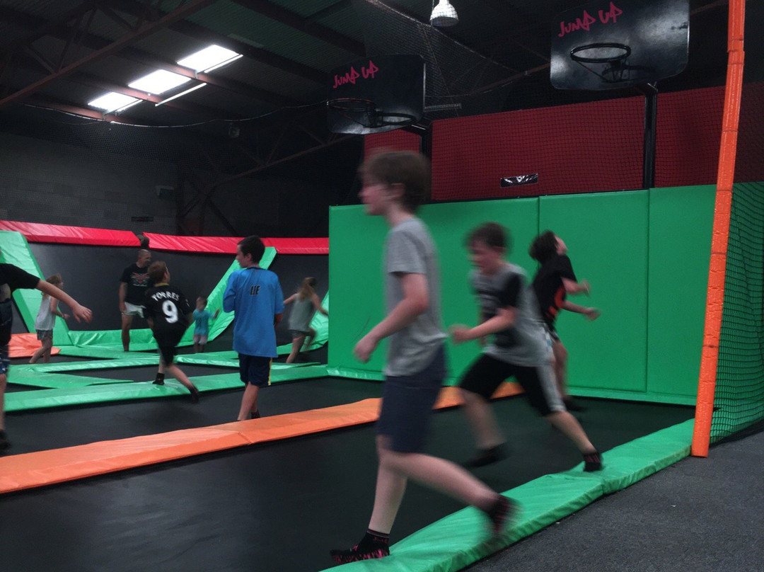 JumpUp Trampoline Zone-塔姆沃思必去景点