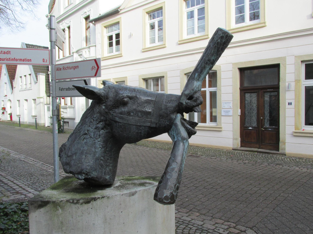 The Horse's Head Statue景点图片