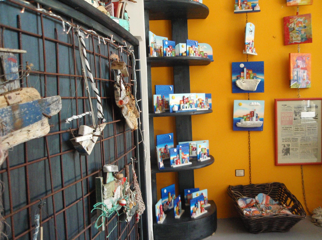 Local Books & Crafts Adamic-欧帕提亚必去景点