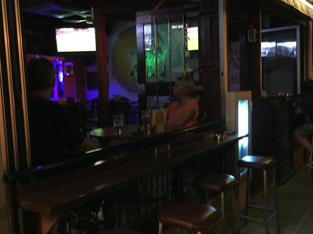 Oasis Cocktail Bar-皮拉必去景点