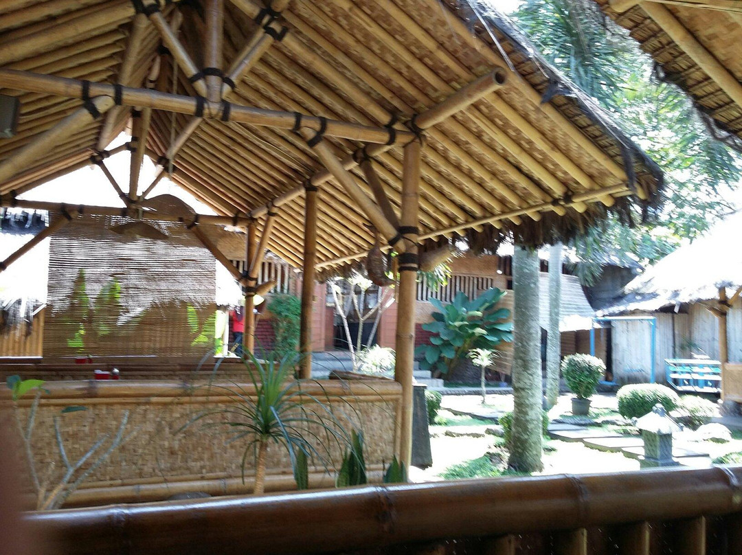 Tasikmalaya餐馆和美食-Saung Hegarsari