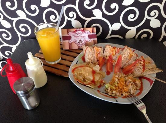 Barra carmín café & artesanías