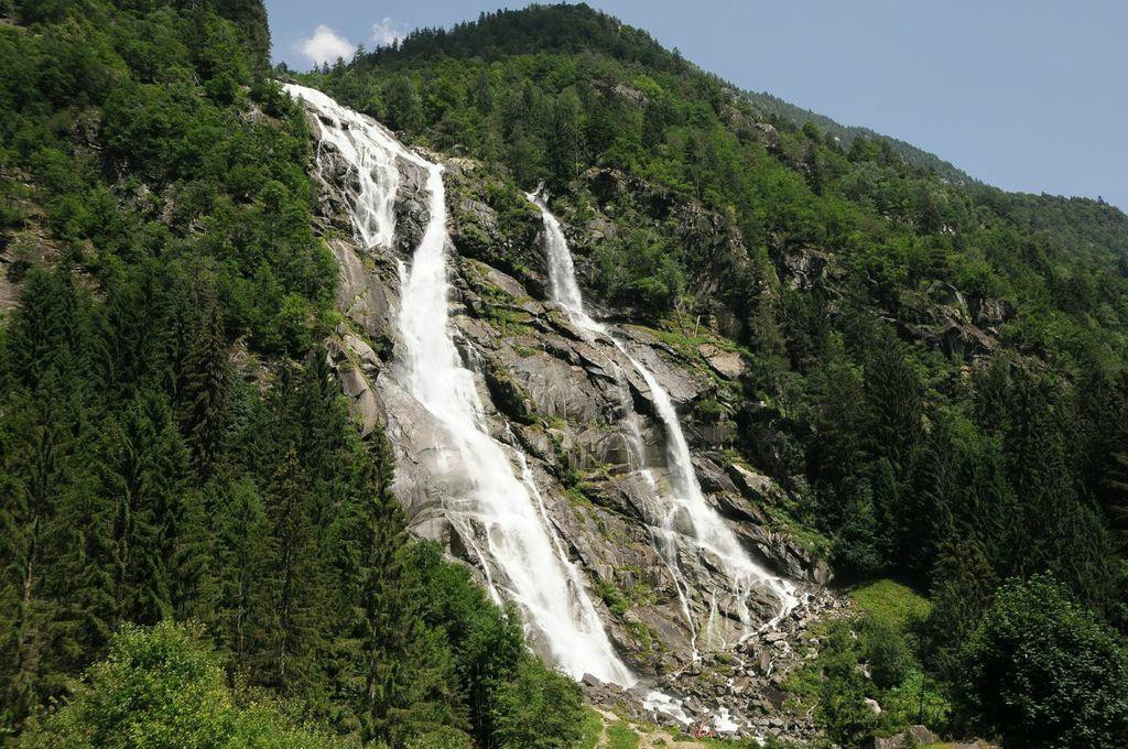 Nardis Waterfalls景点图片