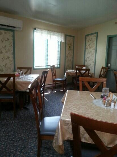 Garlands Crossing餐馆和美食-Crossroads Restaurant