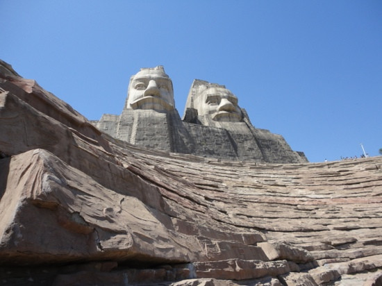 炎黄二帝像-郑州市必去景点