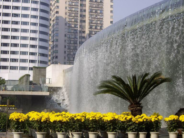 广州东站广场水景瀑布-广州市必去景点