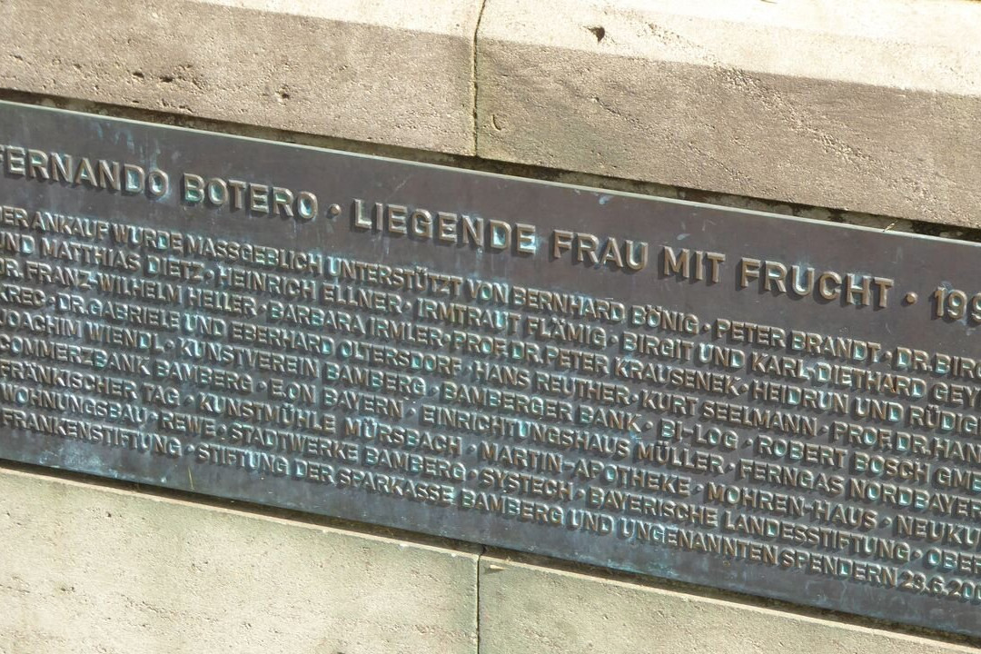 Liegende mit Frucht - Skulptur von Botero景点图片