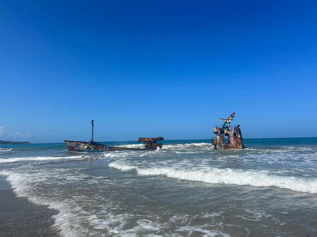 Yicel Shipwreck景点图片