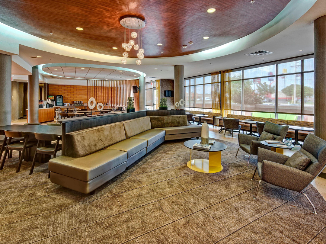 穆尔酒店住宿-俄克拉荷马城穆尔春季山丘套房酒店