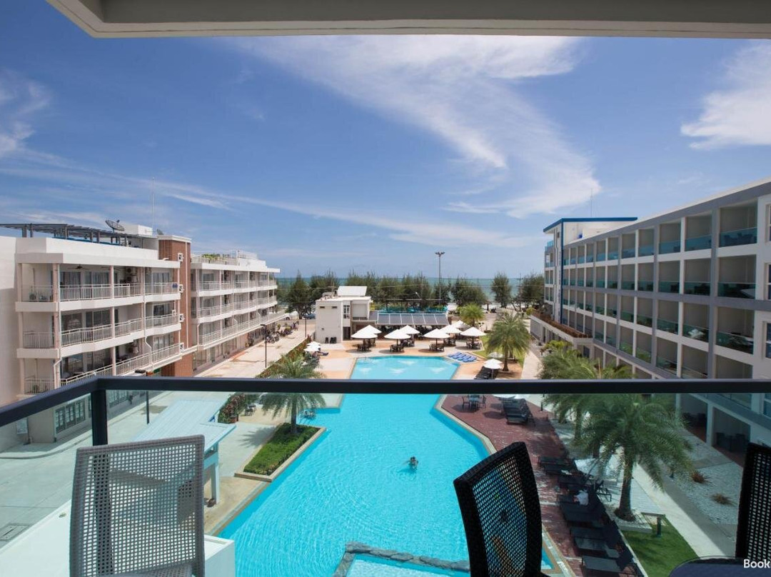 Grand Blue Condominium By Mary主图