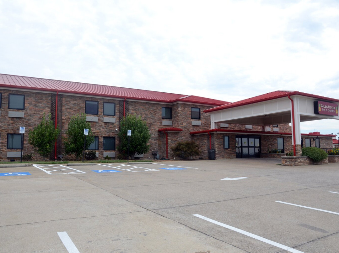 Giles Hotel Inn & Suites主图