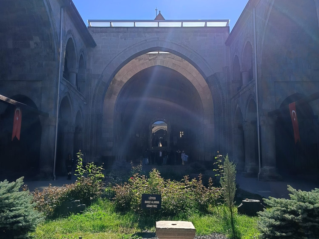 Twin Minaret Madrasa-Erzurum必去景点