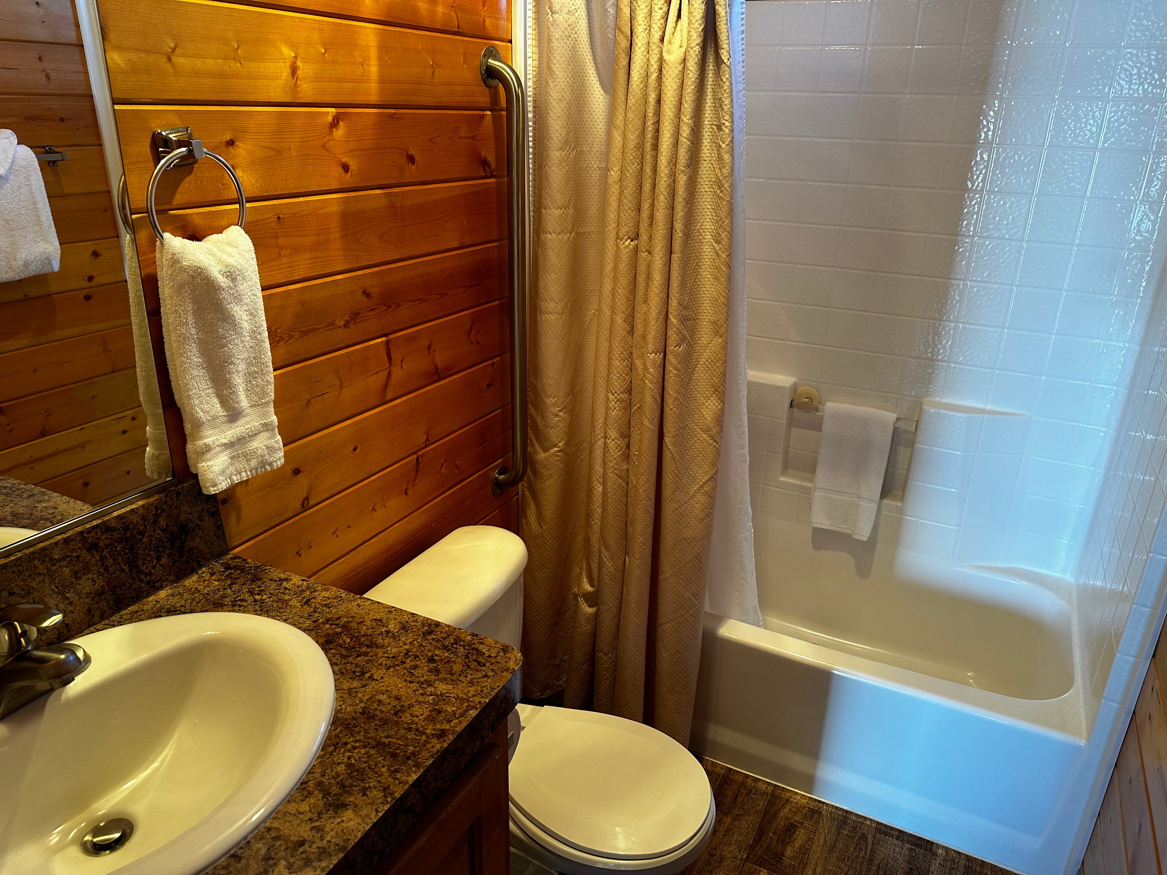 Westport Marina Cottages Motel-浴室