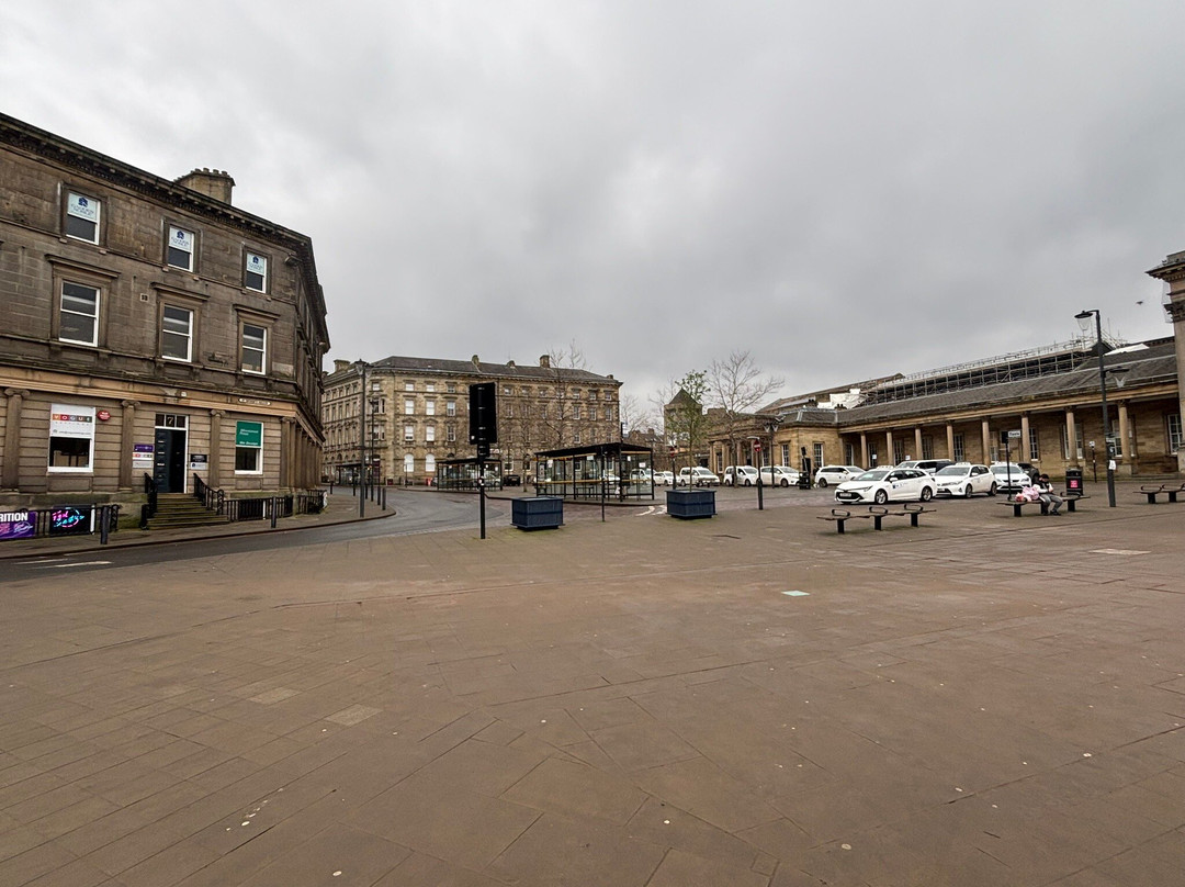 Huddersfield Railway Station景点图片