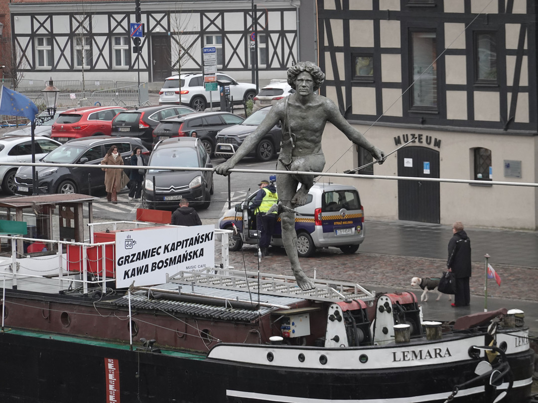 Tightrope Walker - sculpture景点图片