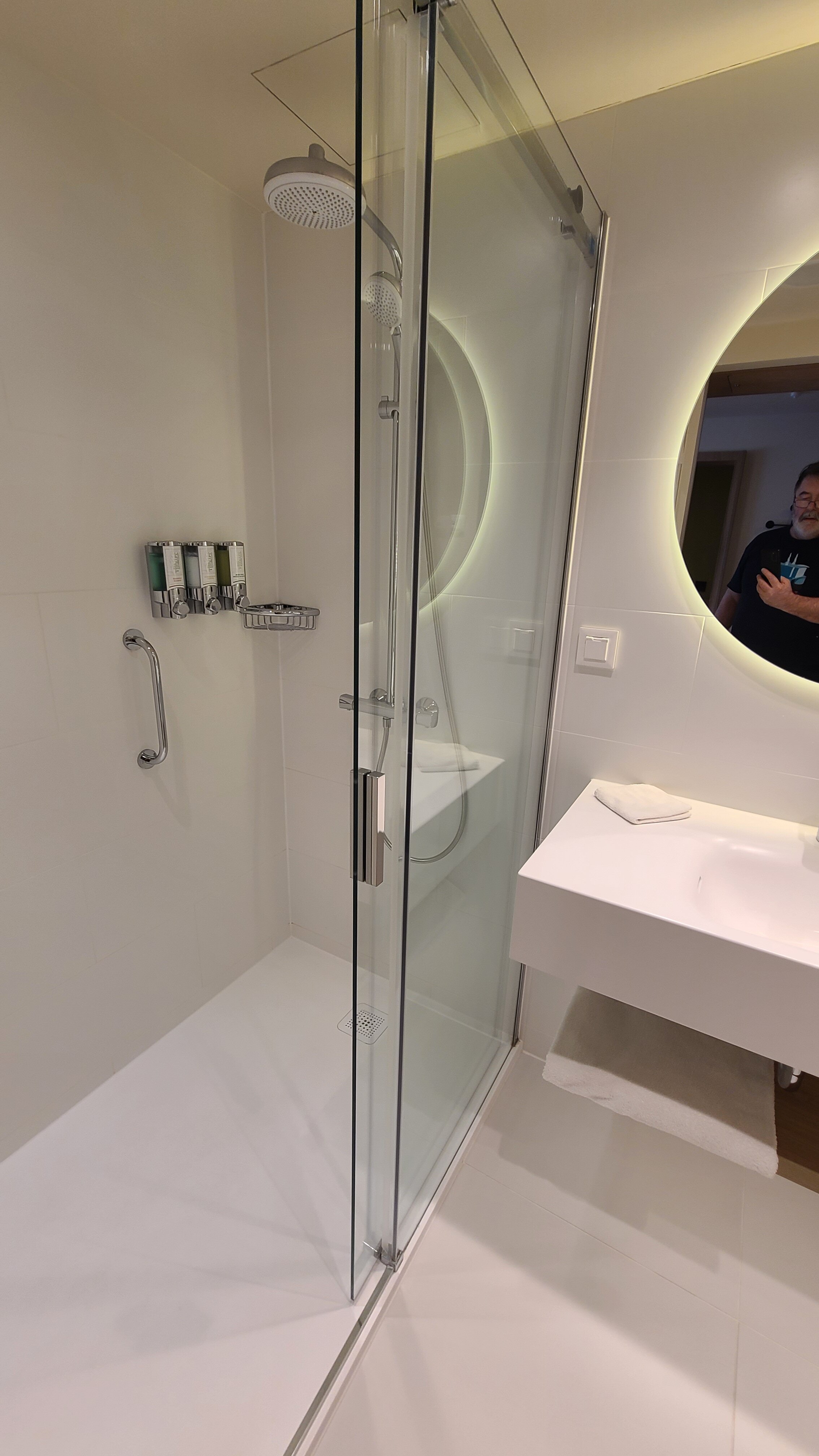 Hampton By Hilton Krakow Airport-浴室