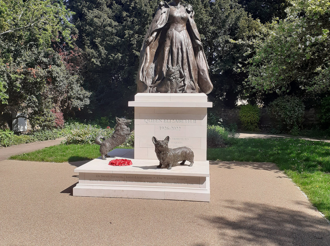 Statue Of Elizabeth 11-奥克姆必去景点
