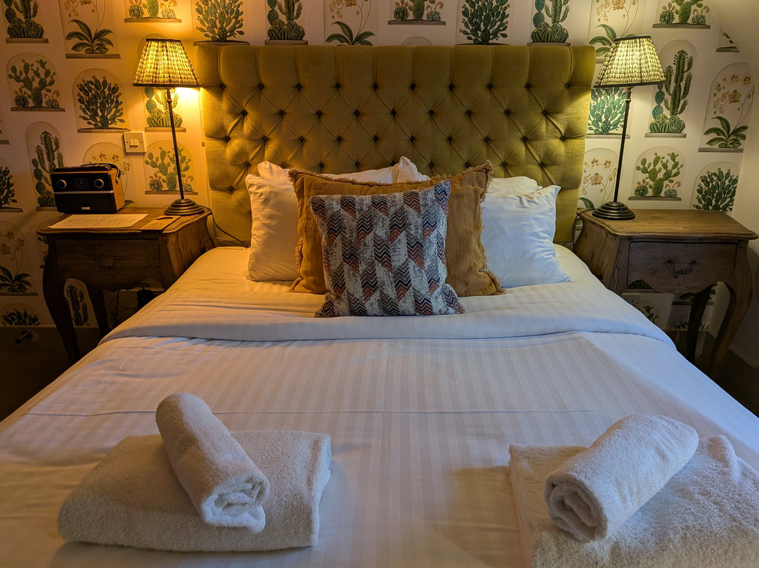 Charming Bedrooms at the Swan Inn Chiddingfold主图