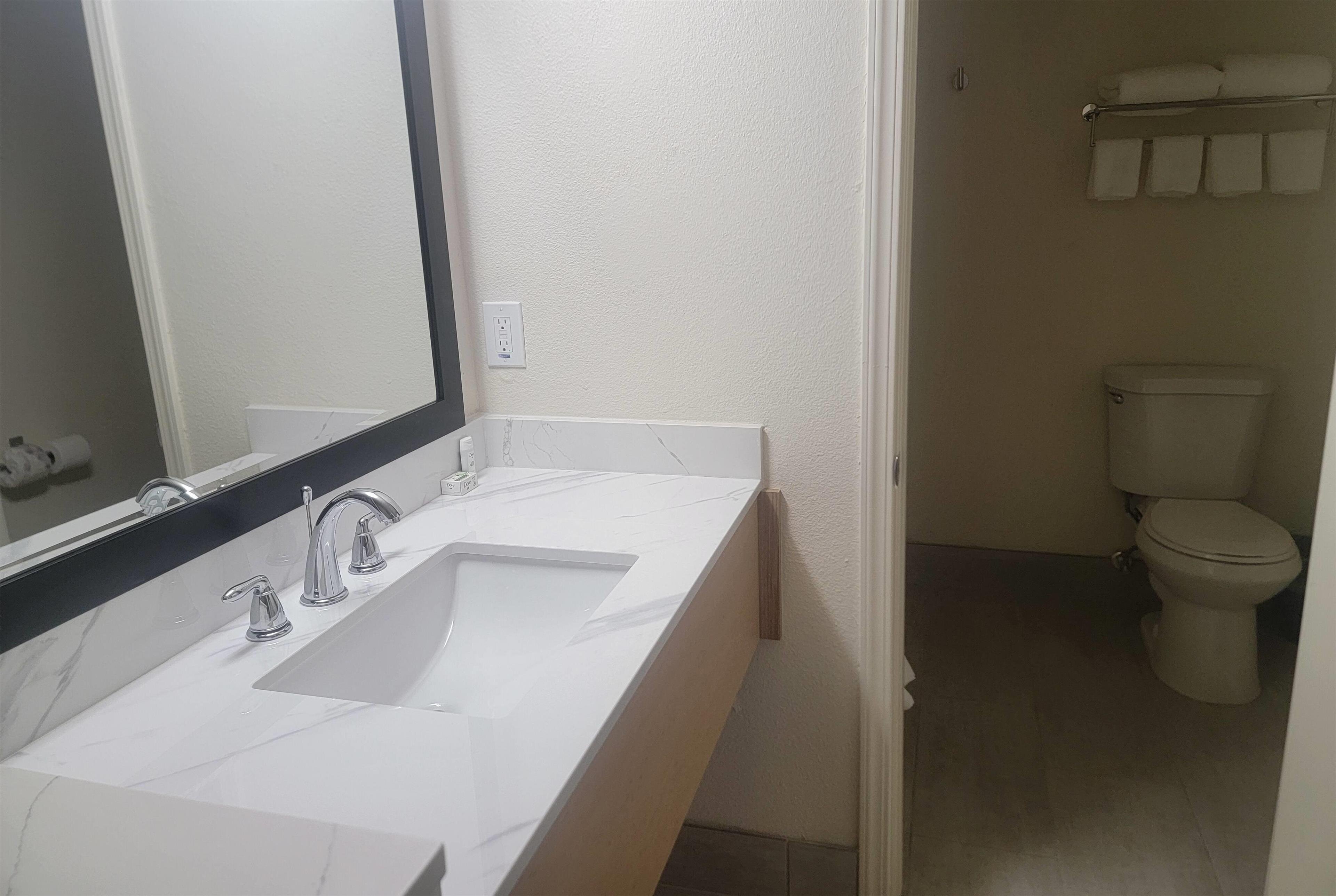 Ramada by Wyndham Merced-浴室