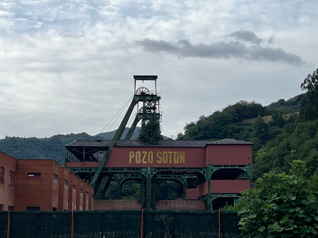 Pozo Sotón-El Entrego必去景点