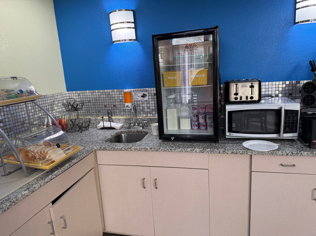 Days Inn by Wyndham Madison NE/Windsor主图