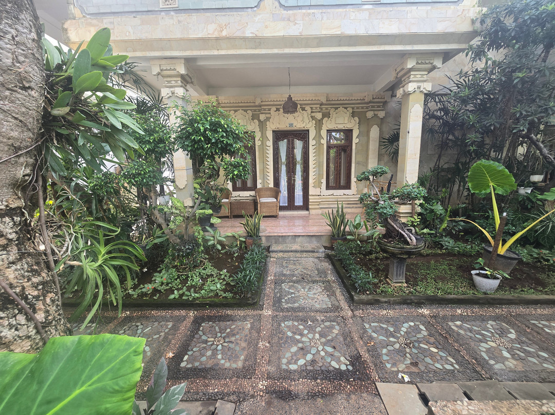 罗薇娜海滩苏玛酒店主图