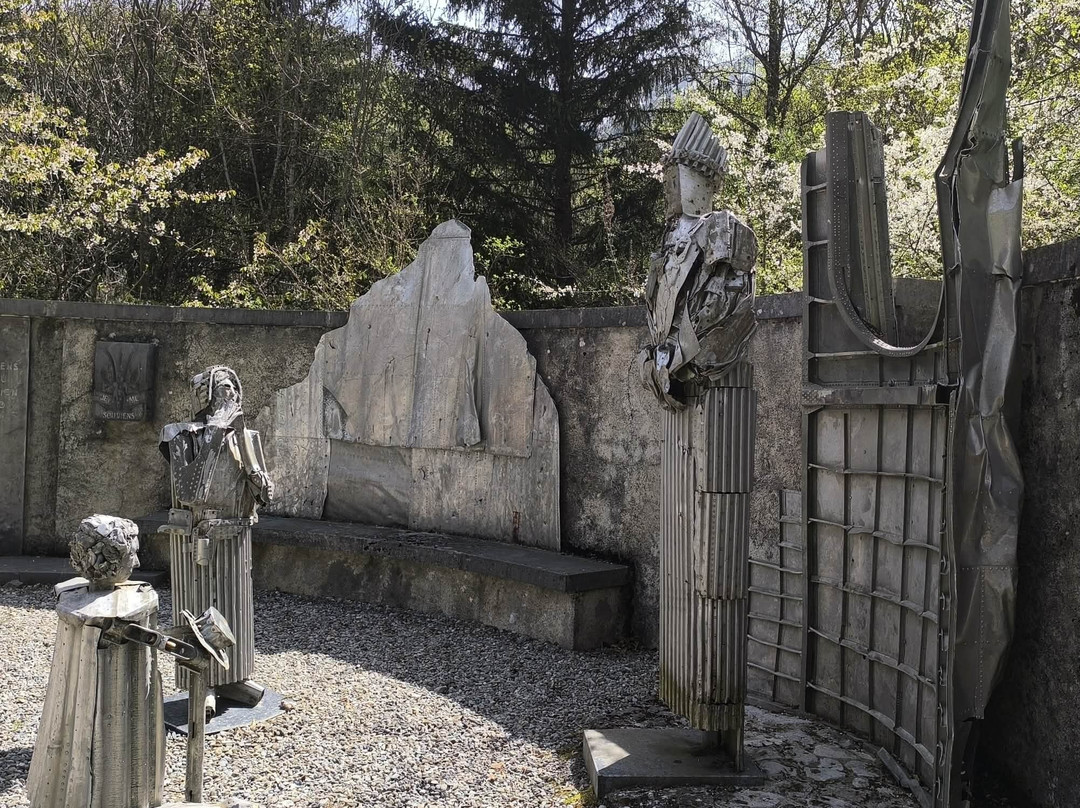Cimetière Canadien De L'obiou-La Salette-Fallavaux必去景点