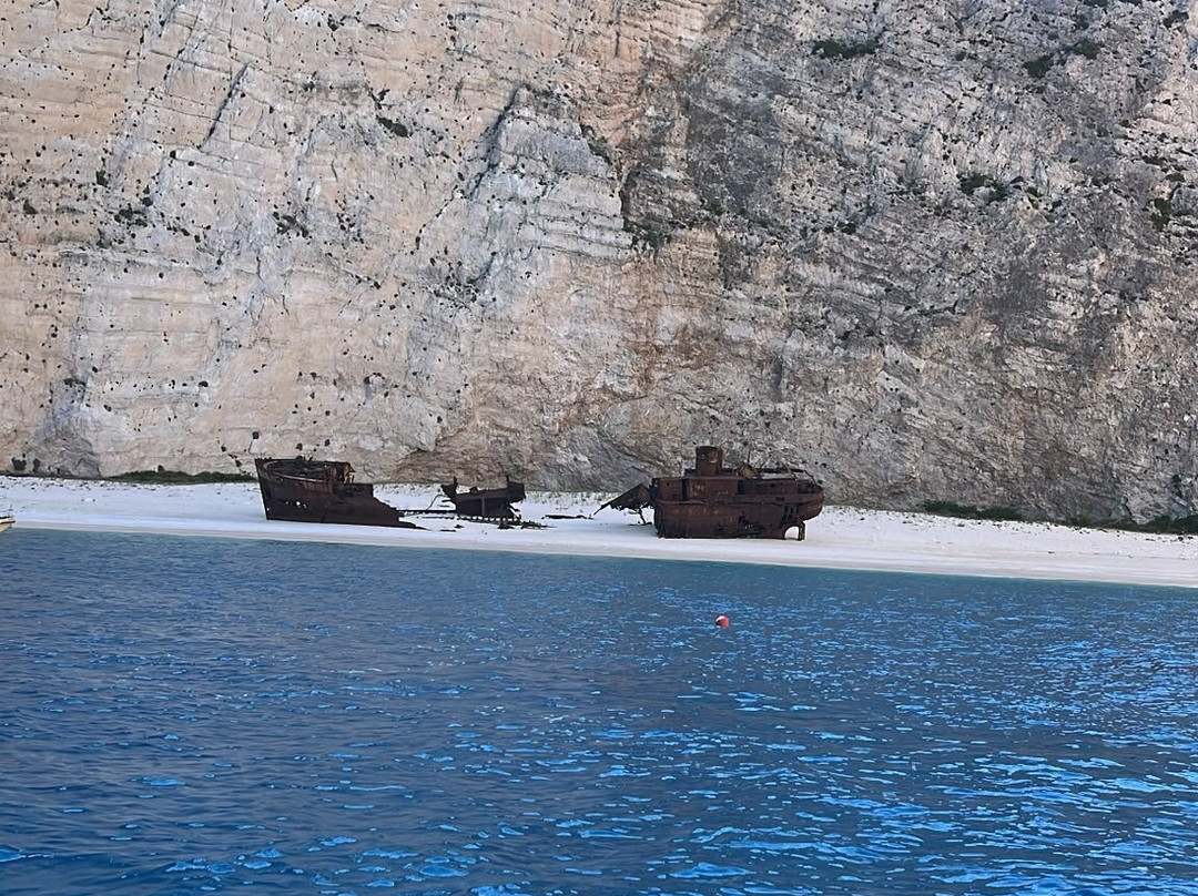 Shipwreck Boat Rentals by Nicol-Anafonitria必去景点