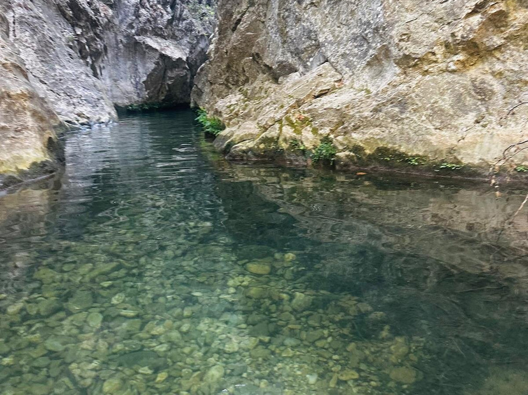 Potami Waterfalls-Karlovasi必去景点