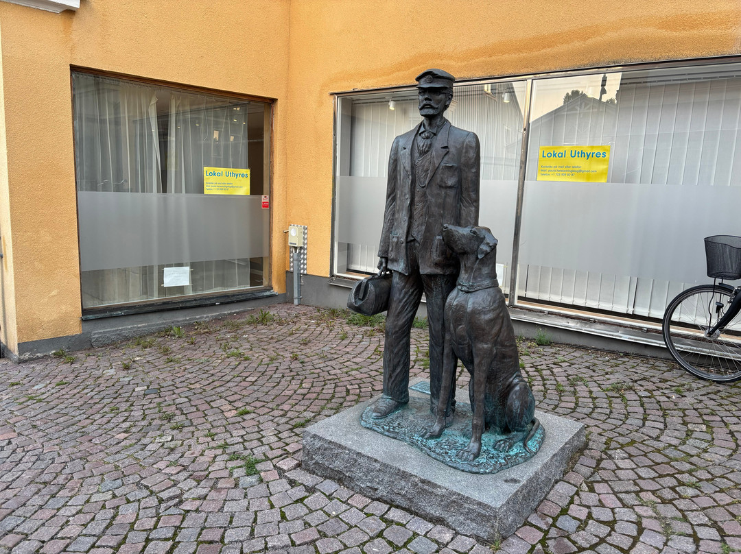 Statyn ''Axel Munthe med hunden Puck''