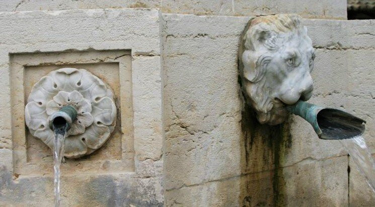 Fontaine de la Colonne-Riez必去景点