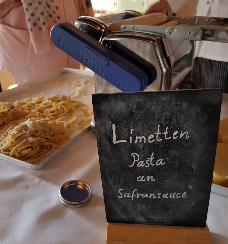 兰德罗曼酒店主图