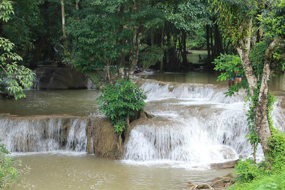 Kroeng Krawia Waterfall景点图片
