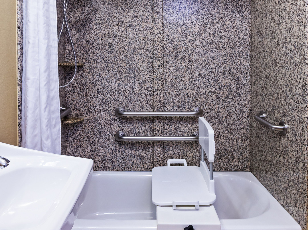 贝敦烛木套房酒店主图