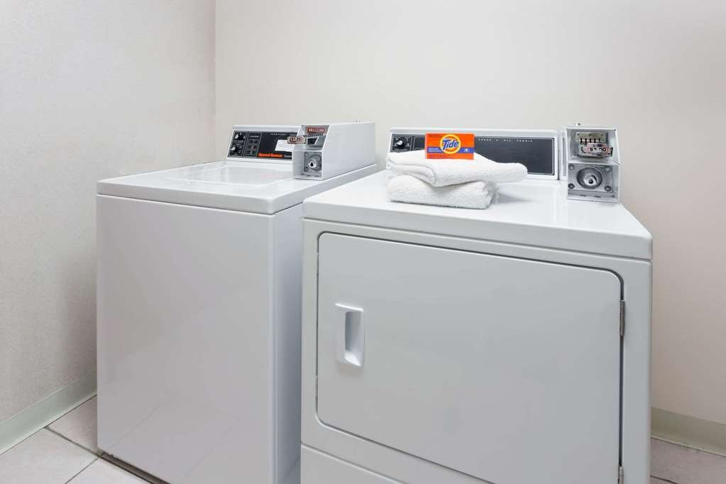 Super 8 by Wyndham Yorkville主图