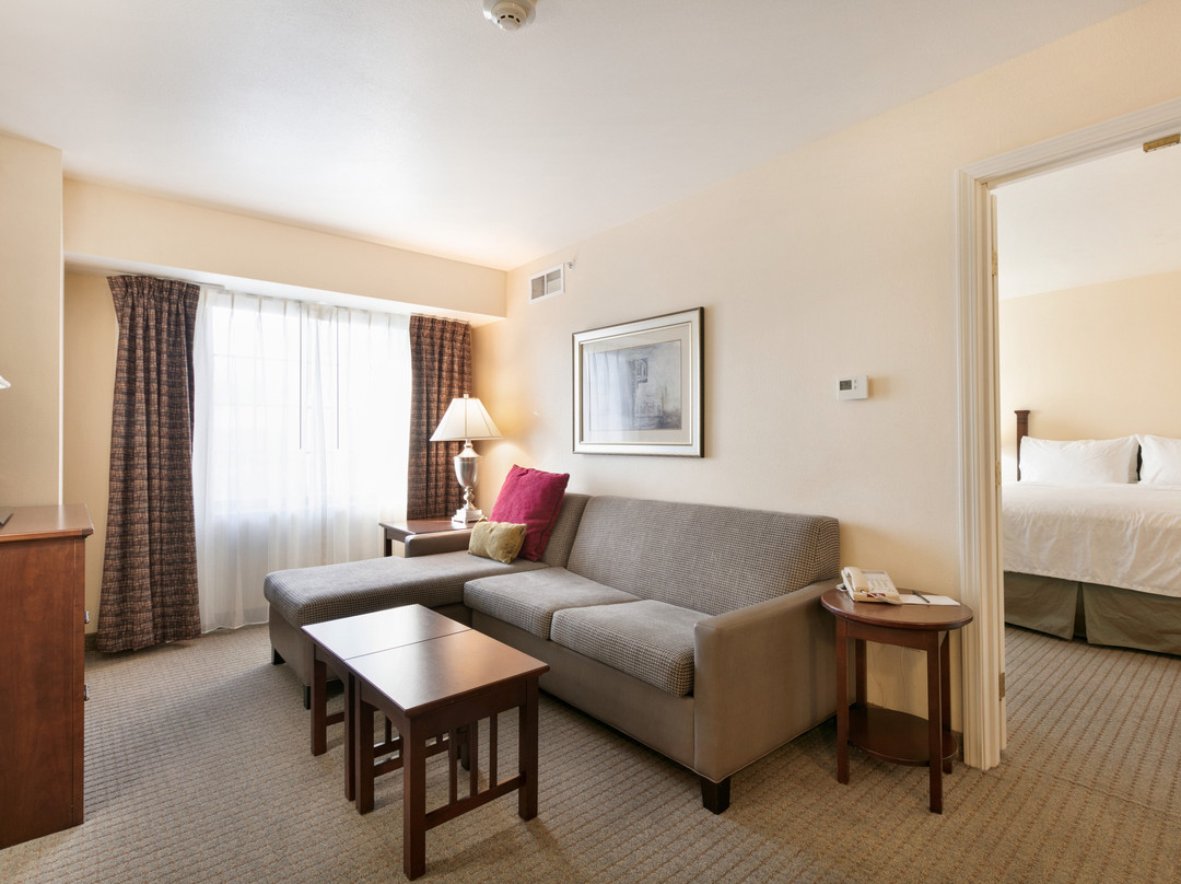 阿克伦斯托凯霍加福尔斯驻桥套房酒店主图