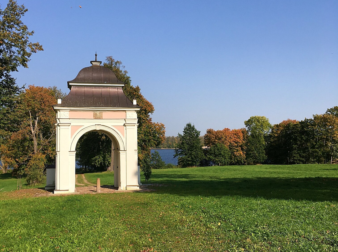 Linde Manor Ruins And Park