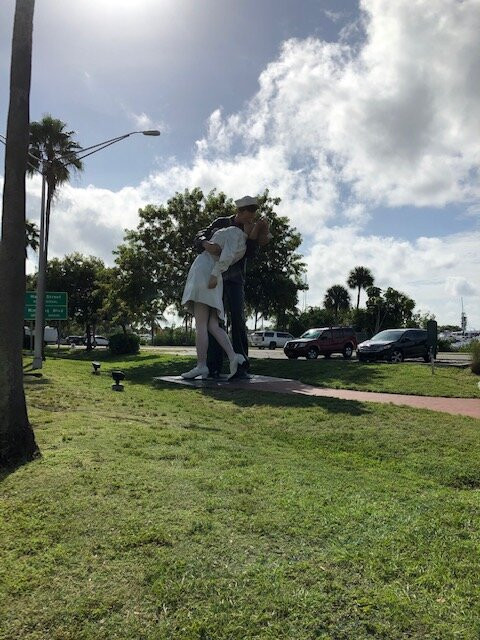 Unconditional Surrender Sculpture景点图片