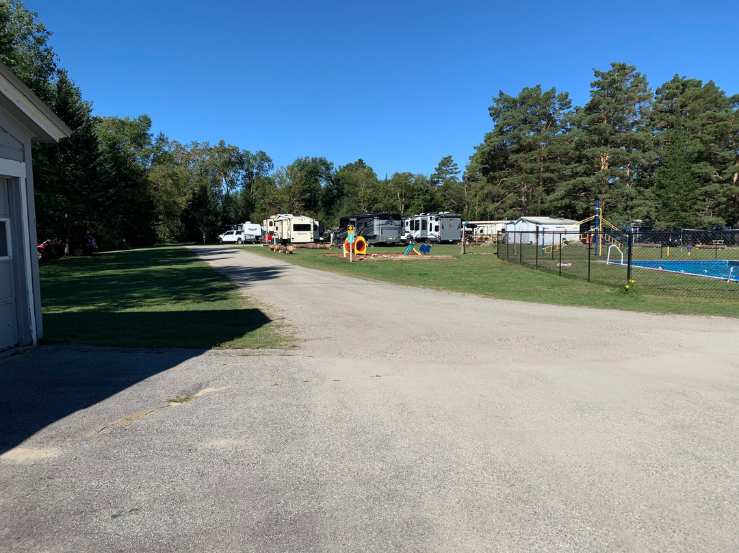 Along The River Campground And Cabins主图