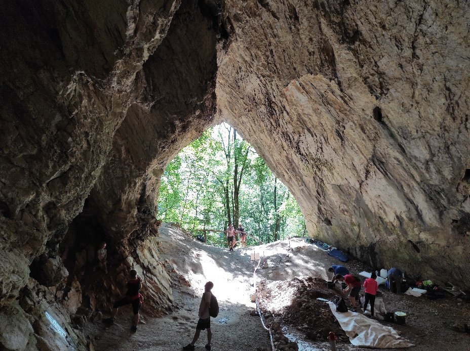 Istallosko Ancient Men's Cave景点图片