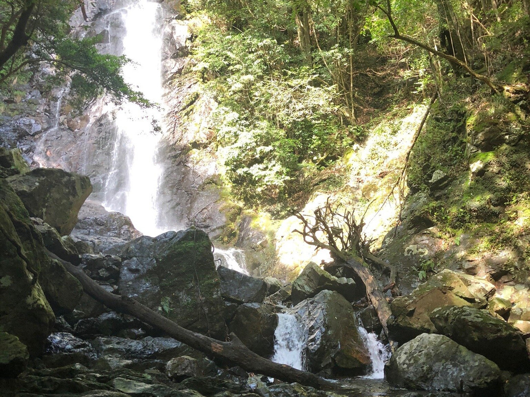 Yaoseo Waterfall景点图片