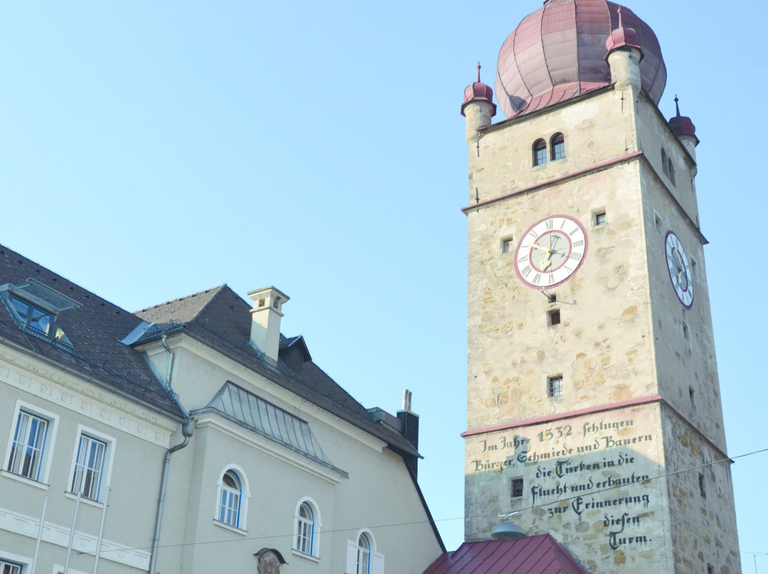 Schlossturm mit Glaskubus-魏德村伊布斯必去景点