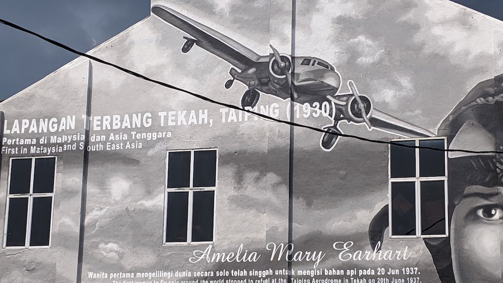 Mural of Aviator Amelia Earhart景点图片